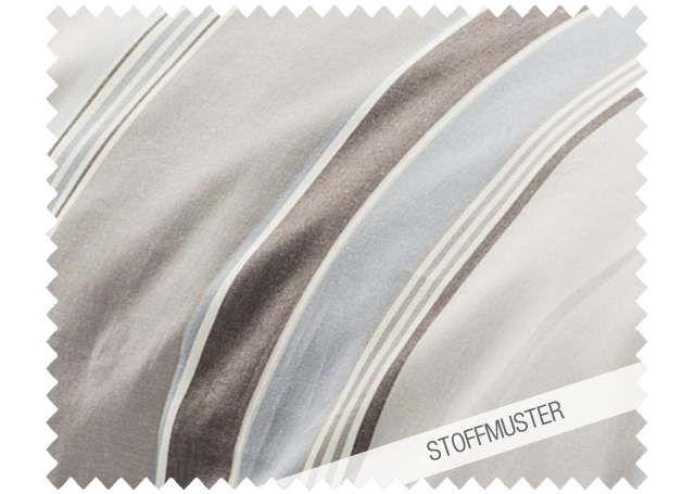 Stoffmuster zu Bettwäsche Breiter Streifen Nordisch by Nature: Elegantes Streifenmuster in harmonischen Grau- und Blautönen auf hochwertigem Baumwollstoff. Die geschwungenen breiten Streifen verlaufen diagonal und erinnern an nordische Landschaften. Stoffmuster, Hersteller: Stoffkontor.