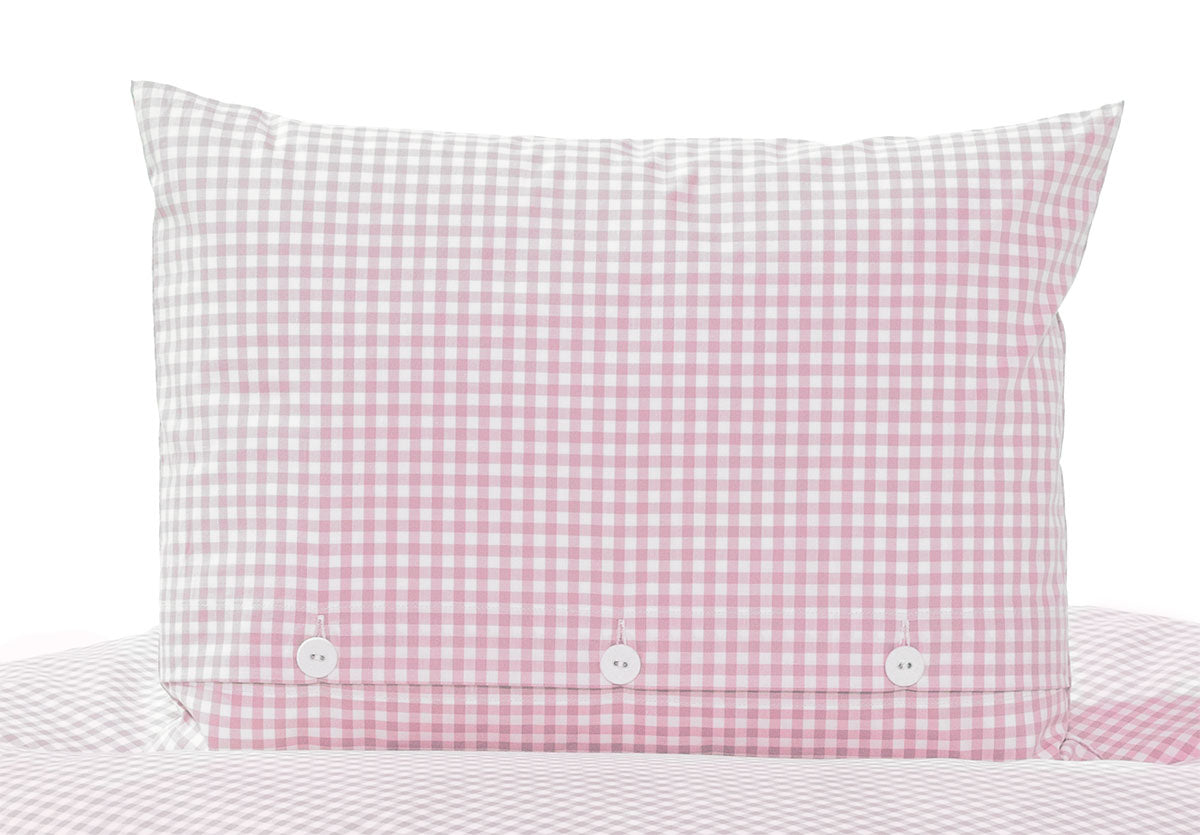 Bettwäsche Babyrosa Vichy Karo: Hochwertiges Kopfkissen mit klassischem Karomuster in zartem Babyrosa und Weiss, dekoriert mit drei eleganten Stoffknöpfen an der Unterseite. Handgefertigt aus reiner Baumwolle für höchsten Schlafkomfort.