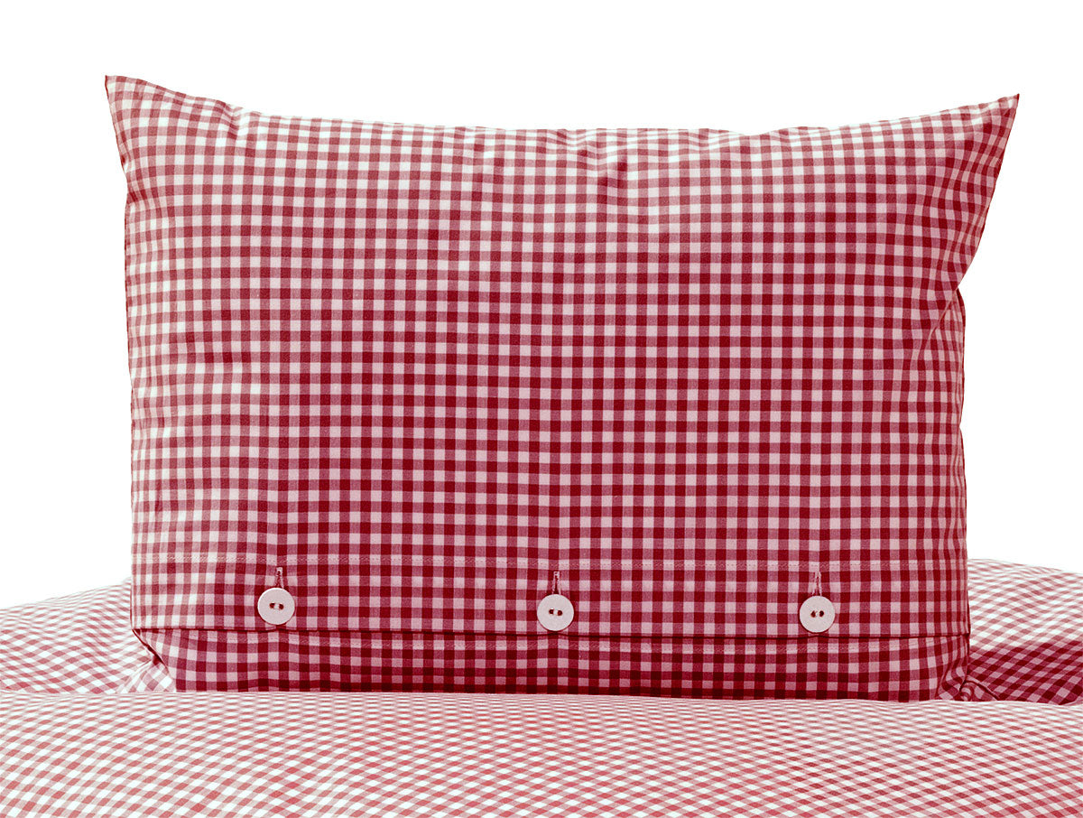Bettwäsche Red Nose Red Vichy Karo: Klassisches Kopfkissenbezug in rot-weißem Karomuster mit drei dekorativen Stoffknöpfen an der Rückseite. Hochwertige Baumwollbettwäsche im traditionellen Vichy-Design zeigt handwerkliche Qualität und zeitlose Eleganz.