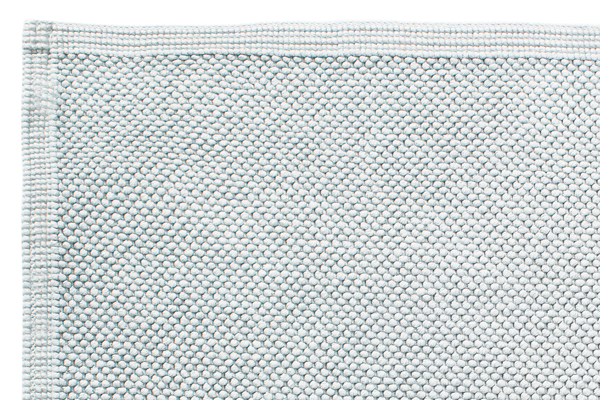 Hochwertiger Badvorleger Miso in Silber mit elegantem Perlmuster und schlichter Bordüre, gefertigt aus schwerer Baumwollqualität. Maschinenwaschbar und formbeständig. Detail der strukturierten Oberfläche. Badvorleger, Hersteller: Evelyn Kahle