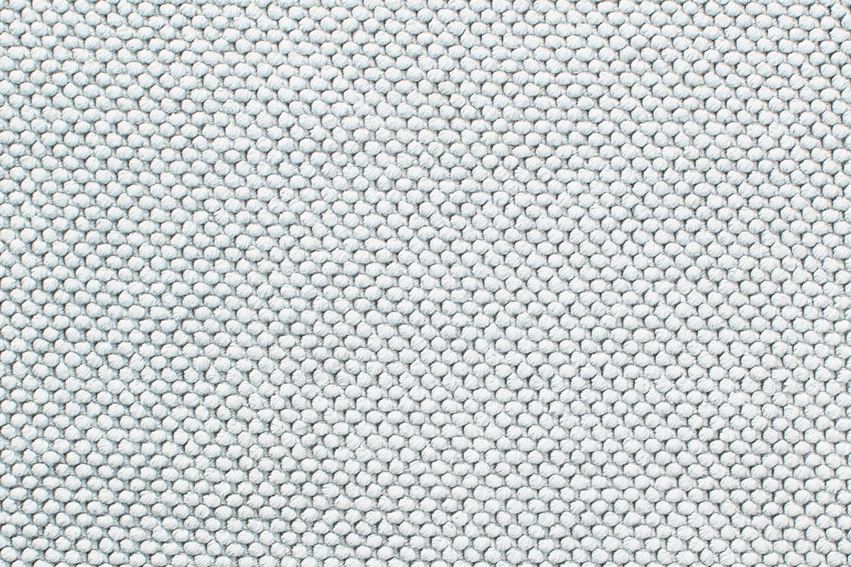 Badvorleger MISO in elegantem Silber mit feinem Perlmuster und dezenter Bordure. Hochwertiger Baumwollteppich mit formbestandiger Qualitat in harmonischem Grauton. Maschinenwaschbarer Badteppich fur modernes Badezimmer-Design. Badvorleger, Hersteller: Evelyn Kahle