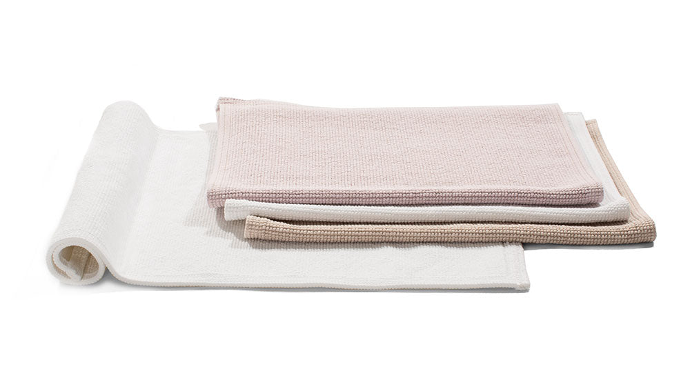 Hochwertiger weisser Badvorleger Miso mit edlem Perlmuster und eleganter Bordure, gefertigt aus strapazierfähiger Baumwolle. Formbeständig und maschinenwaschbar, in verschiedenen Größen und harmonischen Naturfarben erhältlich. Badvorleger, Hersteller: Evelyn Kahle