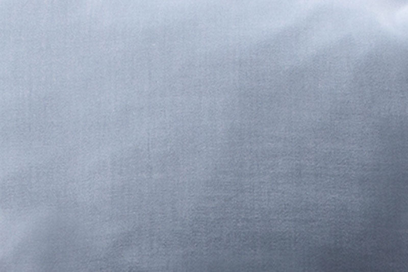 Spannbettlaken Amalfi in mediterranem Mittelblau aus hochwertigem garngefärbtem Damast, beidseitig verwendbar mit hellerer und dunklerer Seite. Elegante Kappnaht-Verarbeitung für perfekte Passform. Strahlende Farbe erinnert an einen Sommertag am Mittelmeer.