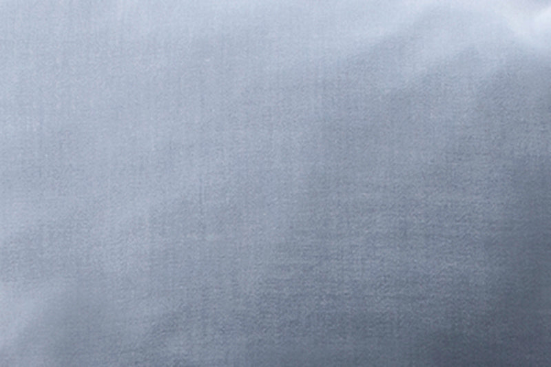 Bettwäsche Amalfi Damast in elegantem Mittelblau, hochwertige Satinbindung mit weißem Kettfaden meliert gewebt, luxuriöse Textur mit schimmerndem Glanz, italienische Premiumqualität für gehobenen Schlafkomfort