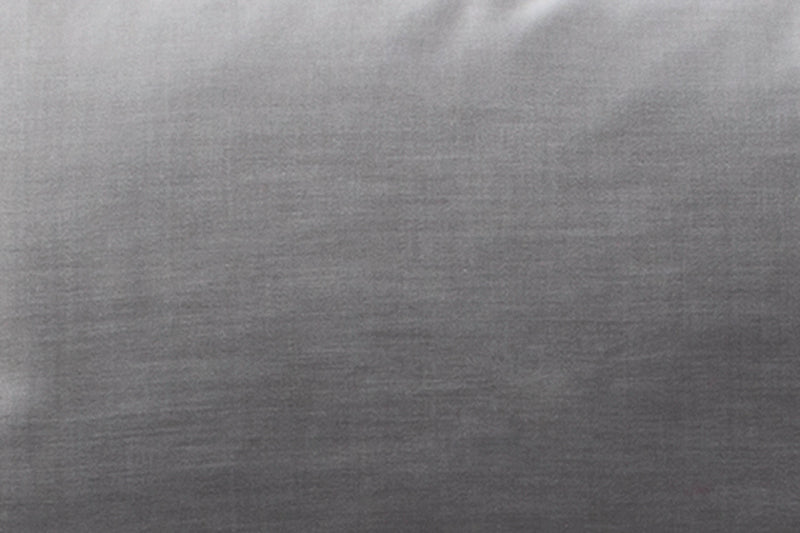 Bettwäsche Castello Damast in elegantem Grauton mit feiner Melierung, hochwertige Satinbindung zeigt subtile Strukturen und Lichtreflexionen auf der Gewebeoberfläche. Luxuriöse italienische Damastqualität für gehobenen Schlafkomfort.