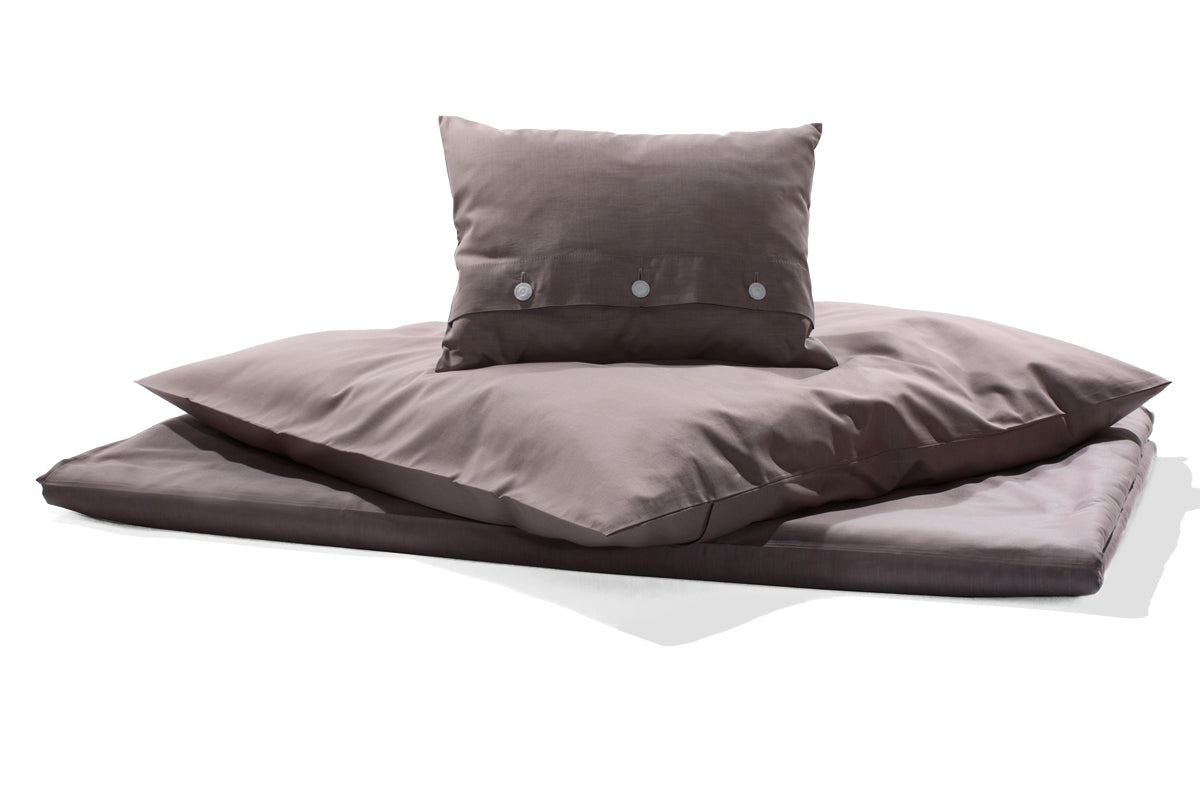 Bettwäsche Potassio Damast: Elegante Bettwäsche-Garnitur in edlem Rosenholzton mit grauen Nuancen, hochwertig verarbeitet mit verdeckter Knopfleiste und gezwirnten Wäscheknöpfen. Luxuriöse Satinbindung für erstklassigen Schlafkomfort.