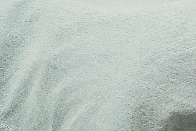 Bettwäsche Stonewashed Denim Jade: Hochwertige Bettwäsche in sanftem Jadegrün mit charakteristischer Stonewashed-Optik. Natürliche Faltenstruktur und weiche Textur der Baumwolle zeigen die besondere Veredelung im Denim-Stil. Ideal für modernen, lässigen Wohnstil.