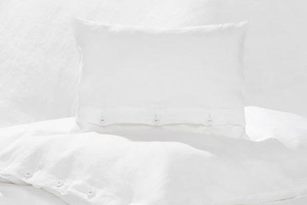 Bettwäsche Bianco Gewaschene Baumwolle: Hochwertige weisse Bettwäsche aus vorgewaschener Baumwolle mit lässig-natürlicher Knitteroptik. Kissenbezug und Bettdeckenbezug mit klassischer Knopfleiste, handgefertigt in Italien. Besonders weich und angenehm durch spezielle Veredelung.