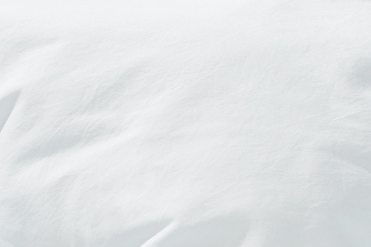 Bettwäsche Gletscher Gewaschene Baumwolle - Hochwertige weisse Bettwäsche aus vorgewaschener Baumwolle mit sanfter, natürlicher Knitteroptik, fotografiert in Nahaufnahme, um die butterweiche Textur und die charakteristische Stoffstruktur zu zeigen. Home page, Alle Bettwäschen, Bettwäsche Gewaschene Baumwolle, Unifarbene Bettwäsche, Hersteller: Stoffkontor