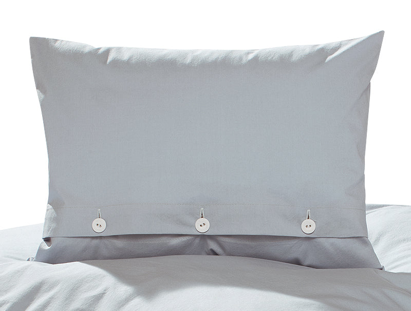 Bettwäsche Küstennebel Gewaschene Baumwolle: Elegantes Kissenbezug in zartem Grauton aus italienischer Baumwolle mit klassischer Knopfleiste, charakteristischer Knitteroptik und hochwertiger Verarbeitung. Made in Germany.