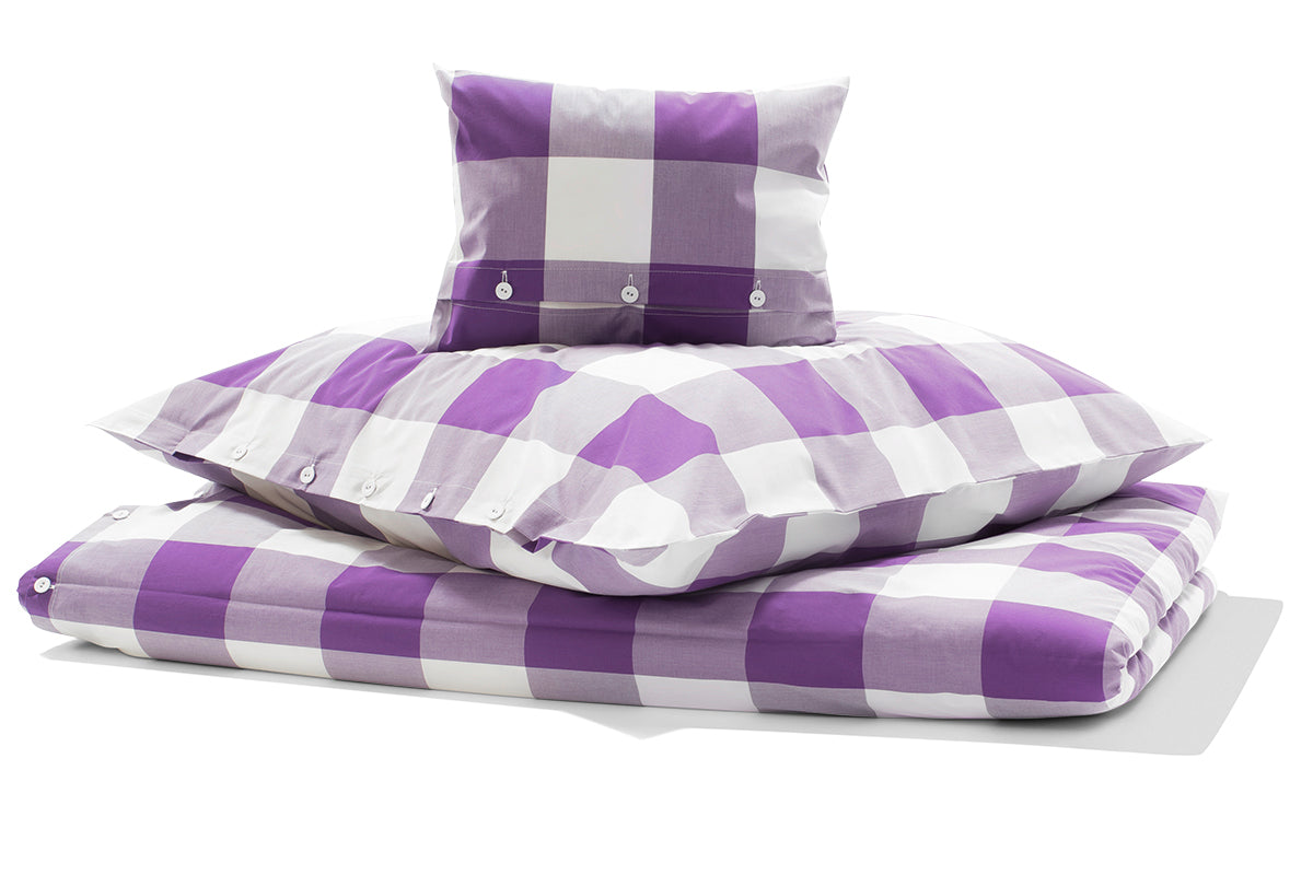 Bettwäsche Großes Karo in Pflaume und weiß: Elegante Bettwäsche-Garnitur mit großem Karomuster in Pflaume und Weiß, hochwertige Baumwollqualität mit stoffbezogenen Knöpfen. Die Garnitur besteht aus Bettbezug und passenden Kissenbezügen in zeitlosem Design.