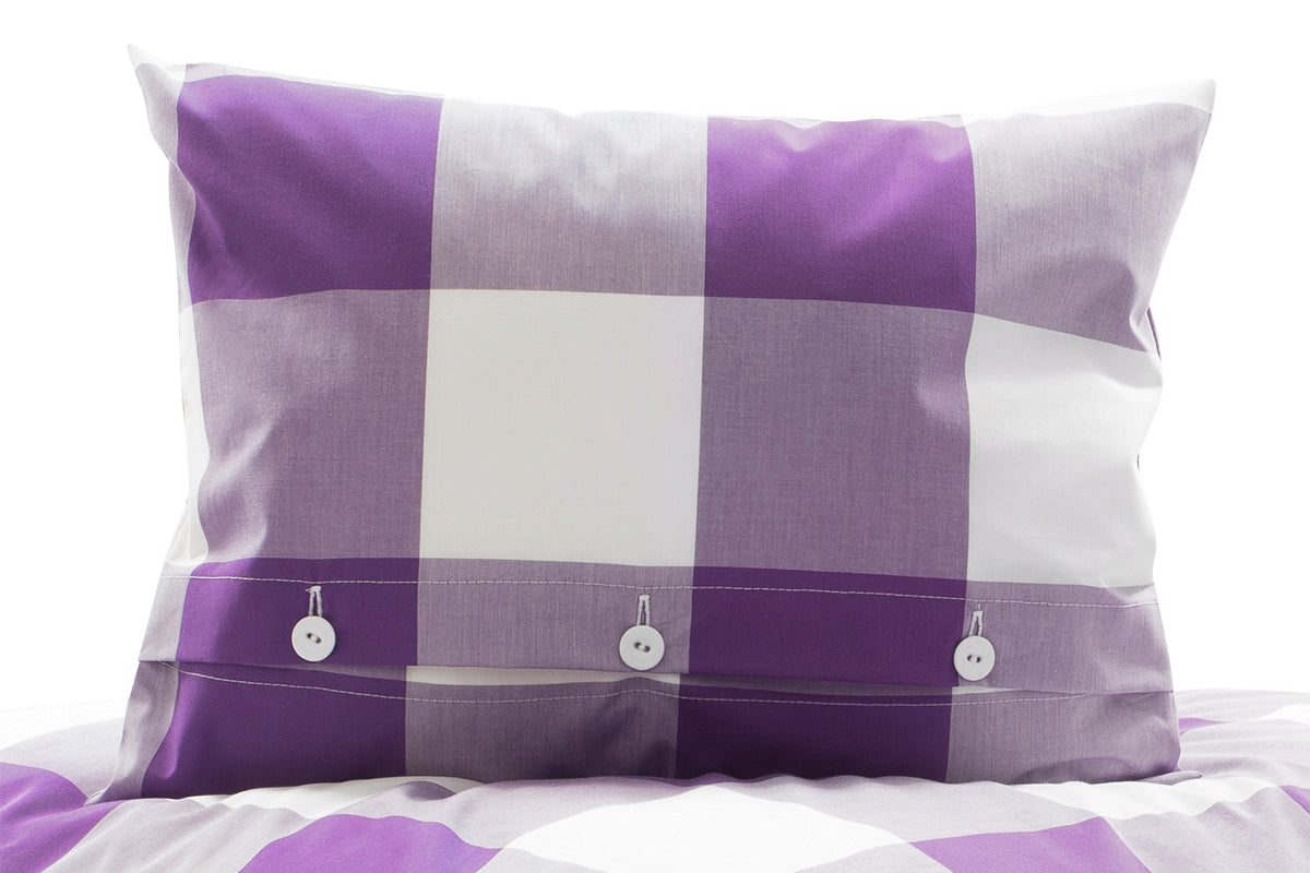 Elegantes Kopfkissen mit großem Karomuster in Pflaume und Weiß, hochwertige Baumwolle, praktische Knopfleiste mit stoffbezogenen Knöpfen, pflegeleicht und waschbar, perfekt für moderne Schlafzimmer.