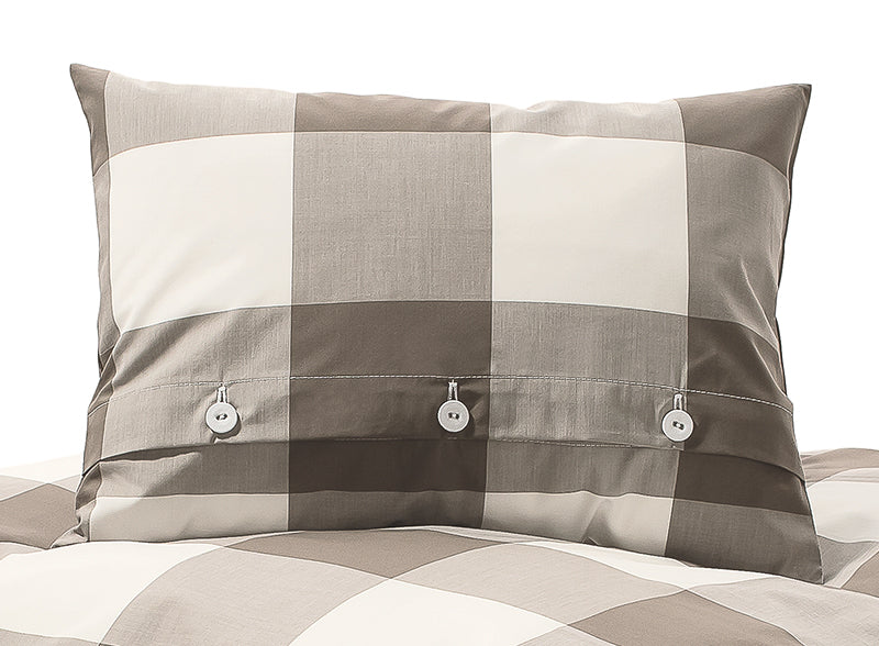 Elegantes Kopfkissen mit großem Karomuster in Treibholz- und Cremetönen, hochwertige Baumwollbettwäsche mit klassischer Knopfleiste und stoffbezogenen Knöpfen, perfekt für moderne Schlafzimmer.