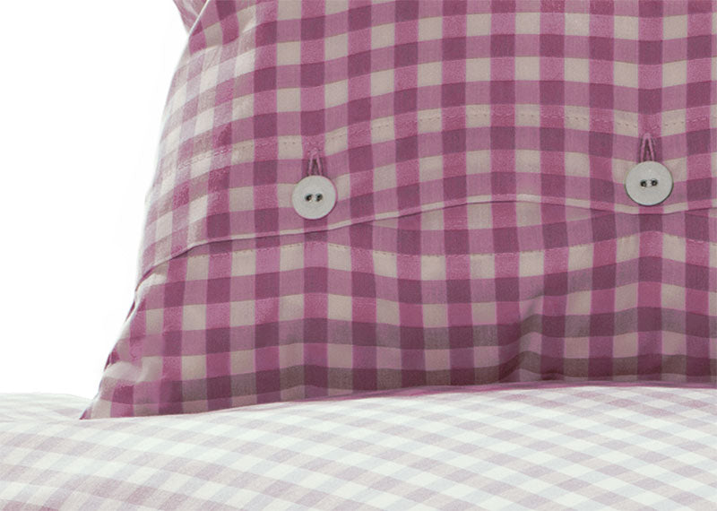Bettwäsche Klassisches Karo Himbeerjoghurt - Hochwertige Bettwäsche in frischem Karo-Muster in Himbeer-Rosa und Weiss, mit eleganten Stoffknöpfen. Fein gewebte Baumwolle in traditioneller Qualität vom Stoffkontor. Alle Bettwäschen, Karierte und gestreifte Bettwäsche, Aktuelle Kollektionen.
