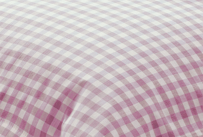 Bettwäsche Klassisches Karo Himbeerjoghurt - Hochwertige Bettwäsche aus reiner Baumwolle im klassischen Karomuster in zartem Himbeer-Rosa und Weiß, fein gewebt und angenehm weich. Perfekt für gemütliche Schlafzimmer. Stoffkontor Qualität, made in Germany.