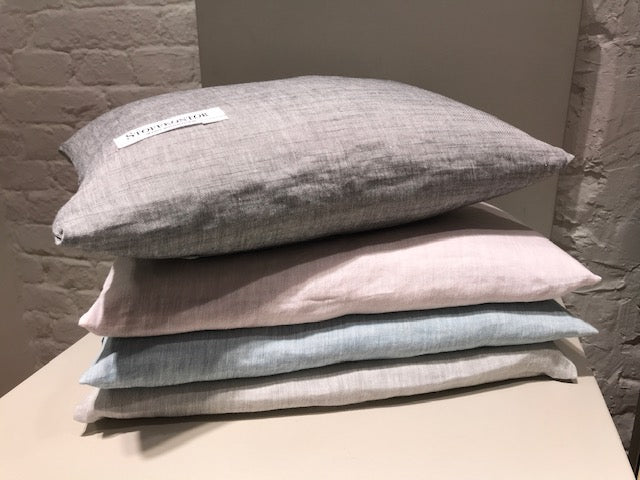 Bettwäsche Garngefärbtes Dreiviertel Leinen Night: Gestapelte Kissen in verschiedenen Grautönen aus hochwertigem meliertem Leinenstoff. Die eleganten Kissen zeigen die natürliche Textur und den charakteristischen Knittereffekt des italienischen Leinengewebes. Exklusiv für Stoffkontor gefertigt.