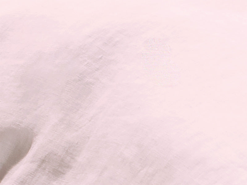 Bettwäsche Garngefärbtes Dreiviertel Leinen Rose: Hochwertiger, melierter Leinenstoff in zartem Rosa, fein gewebt mit natürlicher Struktur. Elegante Detailaufnahme zeigt die charakteristische Textur und den weichen Glanz des vorgewaschenen Materials.