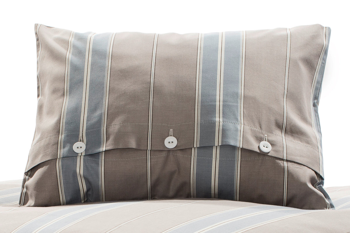Bettwäsche Blockstreifen Nordisch by Nature - Elegantes Kopfkissen mit vertikalen Streifen in Beige und Blaugrau, verziert mit drei dekorativen weißen Knöpfen. Hochwertige Baumwollbettwäsche im nordischen Design, perfekt für zeitgenössische Schlafzimmer.
