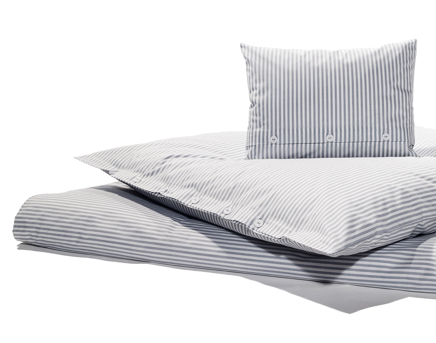Bettwäsche Nordisch by Nature Klassischer Streifen Silbergrau - Elegante Bettwäsche aus reiner Baumwolle mit feinen vertikalen Streifen in Silbergrau und Weiß, hochwertige Knopfleiste, fotografiert in harmonischer Komposition mit Kissen und Bettbezug