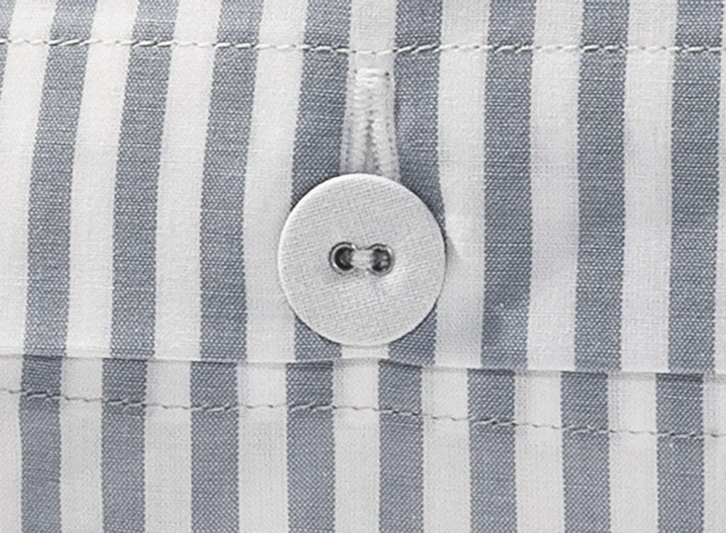 Bettwäsche Nordisch by Nature Klassischer Streifen Silbergrau - Nahaufnahme eines weißen Stoffknopfes auf gestreiftem Baumwollstoff in Silbergrau und Weiß, zeigt hochwertige Verarbeitung und klassisches Design der Bettwäsche.