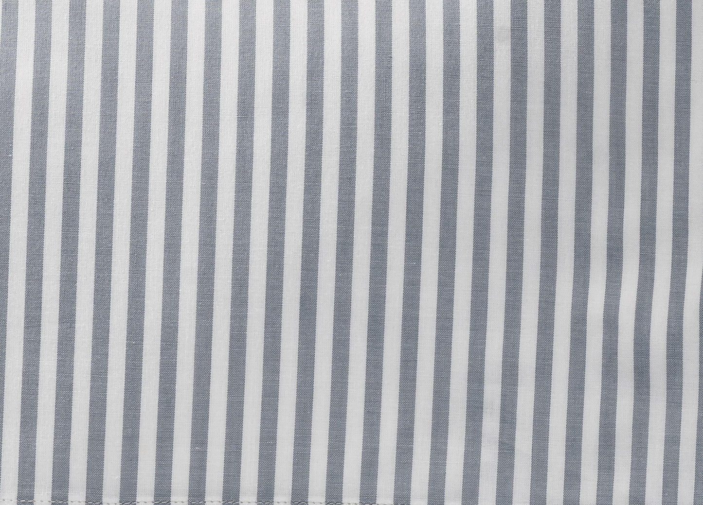 Bettwäsche Nordisch by Nature in klassischem Streifendesign, elegant in Silbergrau und Weiß. Hochwertige Baumwollbettwäsche mit gleichmäßigen vertikalen Streifen zeigt zeitlose nordische Eleganz. Perfekt für modernes Schlafambiente.