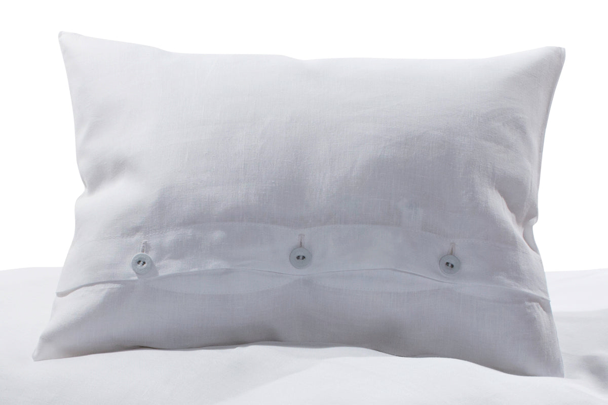 Bettwäsche Reines Leinen weiß - Hochwertiger Kissenbezug aus reinem weißen Leinen mit eleganter Knopfleiste, in Italien gewebt und in Deutschland gefertigt. Zeitloses Design mit gezwirnten Wäscheknöpfen für luxuriösen Schlafkomfort.