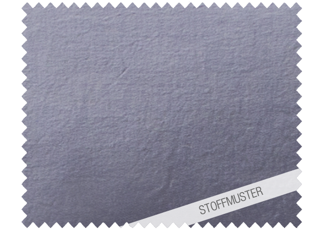 Hochwertiges Stoffmuster der Bettwäsche Stonewashed Denim Ciclamino in einem soften Lavendelgrau. Die charakteristische Stonewashed-Optik verleiht dem Denim eine pudrige, entspannte Textur. Exklusiv gewebte Baumwollqualität. Stoffmuster, Hersteller: Stoffkontor
