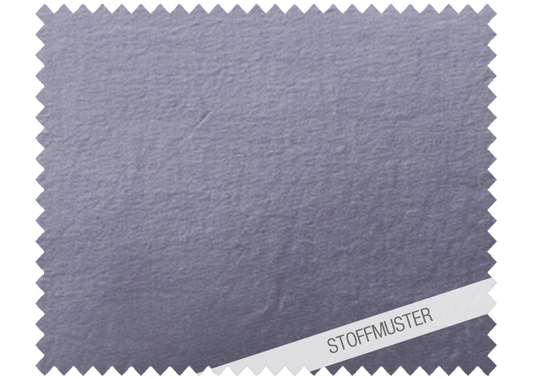 Hochwertiges Stoffmuster der Bettwäsche Stonewashed Denim Ciclamino in einem soften Lavendelgrau. Die charakteristische Stonewashed-Optik verleiht dem Denim eine pudrige, entspannte Textur. Exklusiv gewebte Baumwollqualität. Stoffmuster, Hersteller: Stoffkontor