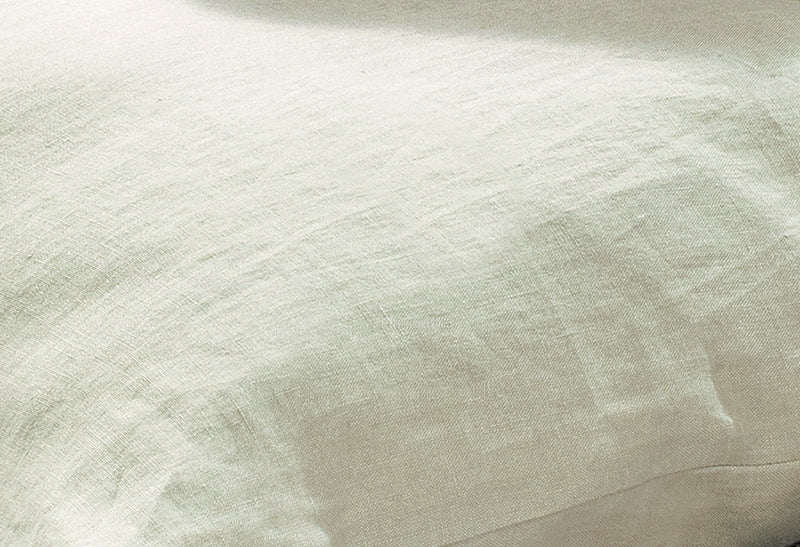 Bettwäsche Reines Leinen Mondstaub: Hochwertige vorgewaschene Leinenbettwäsche in elegantem Hellgrau mit beigem Unterton. Charakteristische Leinenstruktur zeigt natürliche Falten und Textur. In Italien gewebt, in Deutschland konfektioniert. Hoher Komfort für alle Jahreszeiten.