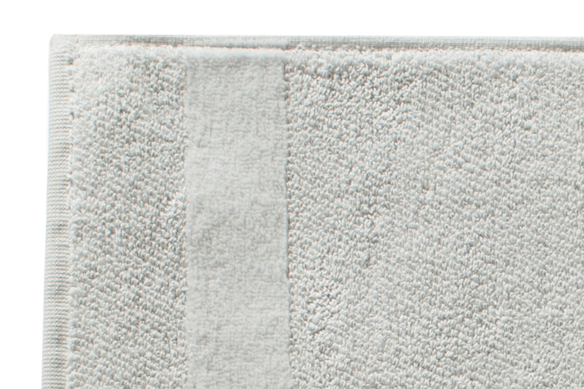 Fyber Carrara Handtuch in elegantem Hellgrau, hochwertige Frottierware mit gleichmäßiger Textur und feiner Bordüre. Weiches, saugfähiges Material für angenehmen Komfort im Bad. Aus der Handtücher Kollektion von Carrara.