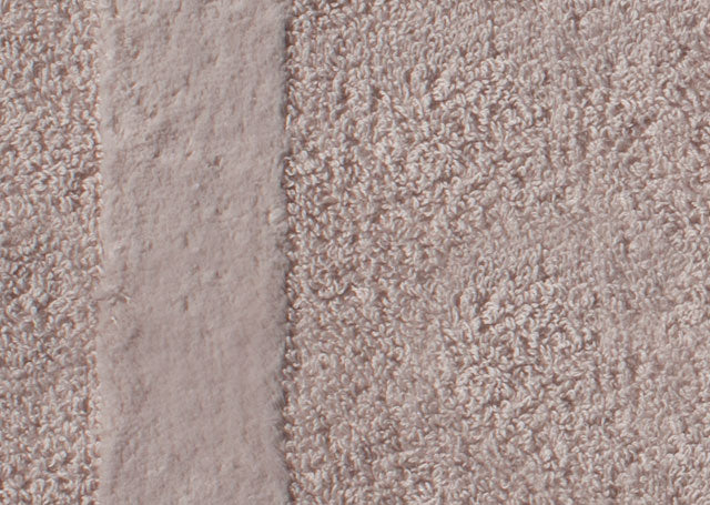 Handtuch Fyber Carrara Sand: Hochwertiges Handtuch in eleganter Sandfarbe mit charakteristischer Frottee-Struktur und dekorativem Streifen. Zeitloses Design für modernes Badezimmer.