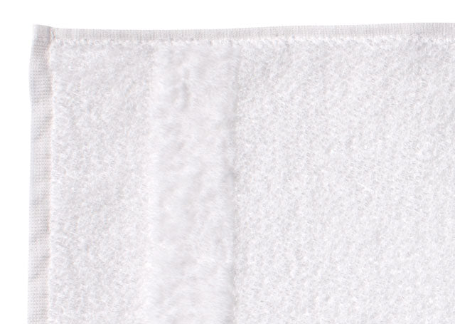 Klassisches weißes Handtuch Fyber Carrara mit eleganter Velours-Bordüre aus hochwertigem Baumwollfrottee, perfekt für den täglichen Gebrauch. Weiche Textur und zeitloses Design in strahlendem Weiß.