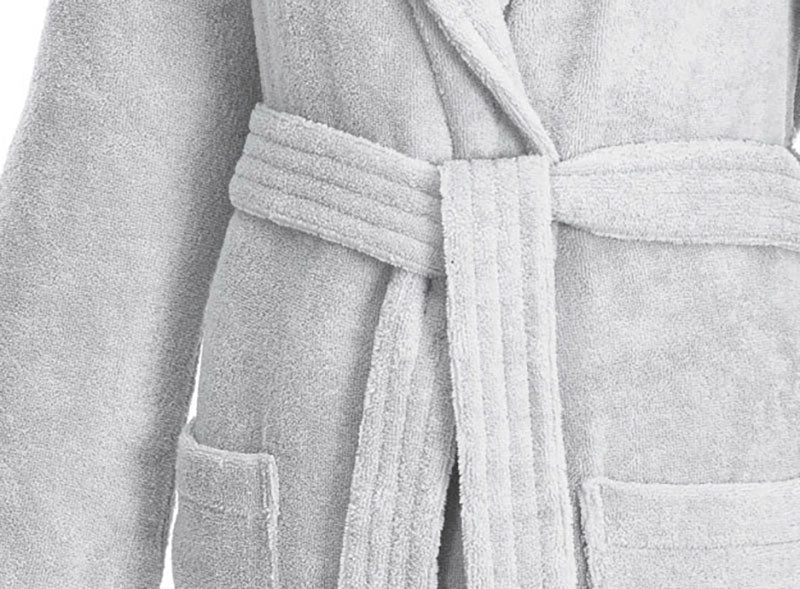 Bademantel Weseta Switzerland in Silber: Hochwertiger unisex Bademantel mit Schalkragen und Bindeguertel aus 100% Baumwolle. Elegantes Design mit seitlichen Taschen, ideal fuer Wellness und Alltag. Made in Switzerland.