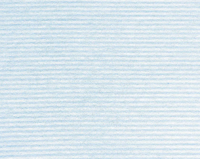 Hellblau gestreifter Bio-Baumwolljersey in Nahaufnahme, feine horizontale Linienstruktur zeigt die hochwertige Stoffqualität des Yellamaris Sleepshirts. Nachtwäsche, Hersteller: Yellamaris