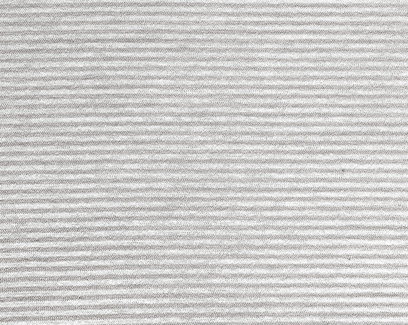 Nahaufnahme des hochwertigen Bio-Baumwoll-Jerseys des Yellamaris Sleepshirt Grau. Feine horizontale Streifenstruktur in hellgrauem Farbton zeigt die charakteristische Textur des nachhaltig produzierten Materials. Nachtwäsche, Hersteller: Yellamaris