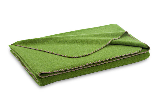 Steiner1888 Wolldecke Alina Apfel - Hochwertige Wohndecke in leuchtendem Apfelgruen aus Alpaka- und Merinowolle, elegant eingefasst mit brauner Naht. Perfekt gefaltet praesentiert. Wolldecken, Hersteller: Steiner 1888