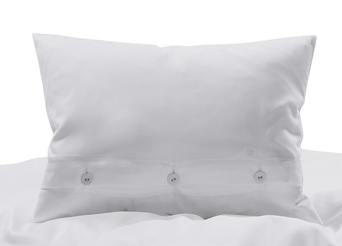 Luxuriose Bettwäsche Baumwollperkal Weiß mit klassischer Knopfleiste - hochwertiges Kopfkissen in strahlendem Weiß aus 500-fadiger Baumwolle, elegant verarbeitet mit drei Knöpfen für komfortablen Verschluss. Hersteller: Stoffkontor