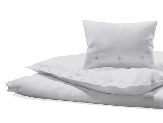 Hochwertige Bettwäsche Baumwollperkal Weiß mit eleganter Knopfleiste, luxuriöse Hotelqualität aus italienischer Weberei. Strahlend weißes Bettzeug mit feiner, glatter Oberfläche und 500 Fäden pro Quadratzoll für höchsten Schlafkomfort. Hersteller: Stoffkontor