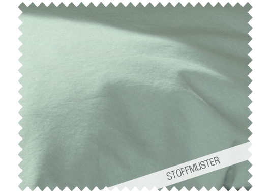 Hochwertiges Stoffmuster zu Bettwäsche Meeresschaum in gewaschener Baumwolle mit sanfter mintgrüner Färbung und natürlicher Knitteroptik. Zeigt die charakteristische weiche Textur und den lässigen Look der vorgewaschenen Baumwolle. Stoffmuster, Hersteller: Stoffkontor