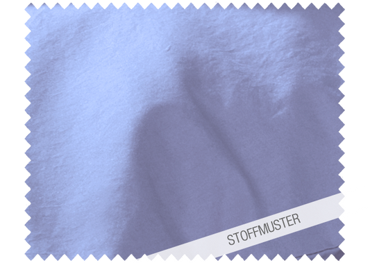 Hochwertiges Stoffmuster in Tintenblau aus gewaschener Baumwolle mit charakteristischer Knitteroptik. Butterweiche Textur und angenehm auf der Haut. Perfekt für moderne Bettwäsche. Stoffmuster zu Bettwäsche Tintenblau Gewaschene Baumwolle, Hersteller: Stoffkontor