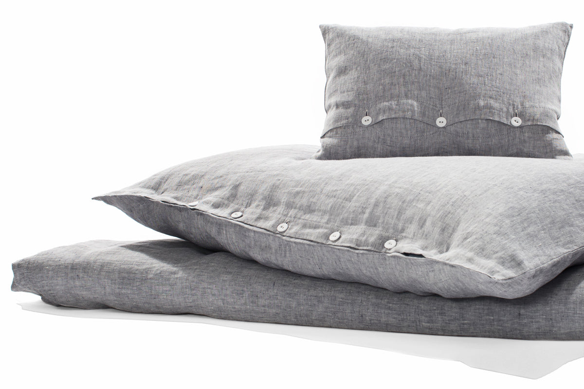 Hochwertige Bettwäsche Deep Sea Leinen in dunkelblau meliert, mit eleganter Knopfleiste. Garngefärbtes italienisches Leinen, naturlich strukturiert und vorgewaschen. Kissenbezug und Bettbezug aus reinem Leinen mit charakteristischer Struktur. Leinen-Bettwäsche Hersteller: Stoffkontor.