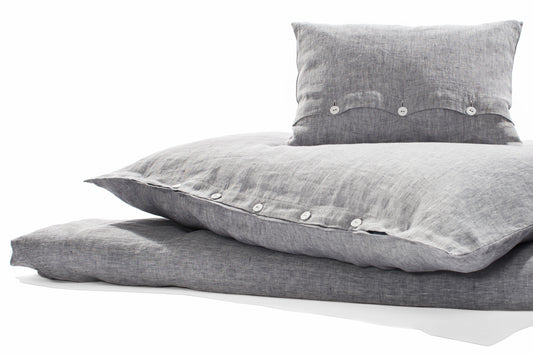 Hochwertige Bettwäsche Deep Sea Leinen in dunkelblau meliert, mit eleganter Knopfleiste. Garngefärbtes italienisches Leinen, naturlich strukturiert und vorgewaschen. Kissenbezug und Bettbezug aus reinem Leinen mit charakteristischer Struktur. Leinen-Bettwäsche Hersteller: Stoffkontor.