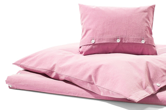 Bettwäsche Stonewashed Denim Pink: Hochwertige Bettwäsche im Jeans-Look aus Italien, in zartem Rosa mit stonewashed Effekt. Kissenbezüge mit eleganten stoffbezogenen Knöpfen, casual und modern. Pflegeleichte Baumwollqualität für zeitlosen Komfort.