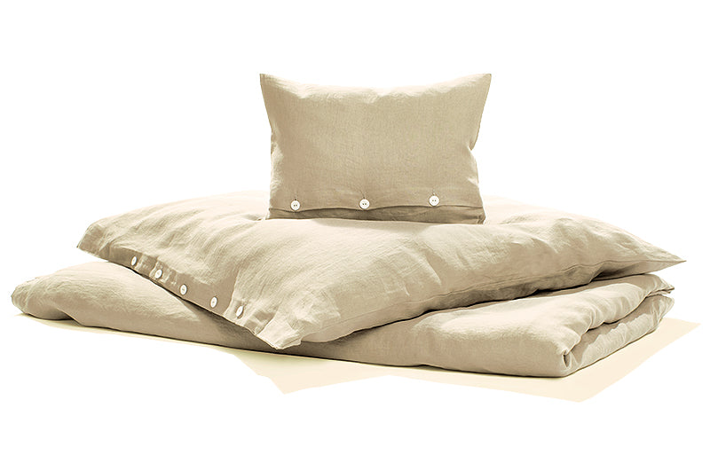 Bettwäsche Reines Leinen Natur, vorgewaschen - Hochwertige Bettwäsche-Set aus naturbelassenem, vorgewaschenem Leinen mit Knopfleiste, bestehend aus Kissen und Bettbezug in elegantem Beige-Ton. Handgefertigt in Deutschland aus italienischem Premium-Leinen.