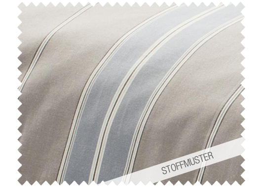 Bettwäsche Blockstreifen Nordisch by Nature: Elegantes Stoffmuster mit breiten diagonalen Streifen in harmonischen Grau- und Beigetönen, durch feine weisse Linien getrennt. Hochwertige Baumwollqualität mit matter Oberfläche. Stoffmuster, Hersteller: Stoffkontor.