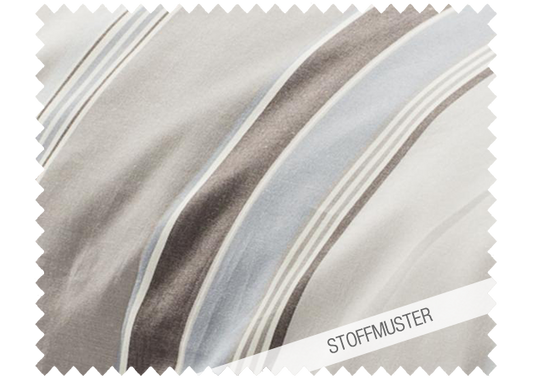 Stoffmuster zu Bettwäsche Breiter Streifen Nordisch by Nature: Elegantes Streifenmuster in harmonischen Grau- und Blautönen auf hochwertigem Baumwollstoff. Die geschwungenen breiten Streifen verlaufen diagonal und erinnern an nordische Landschaften. Stoffmuster, Hersteller: Stoffkontor.
