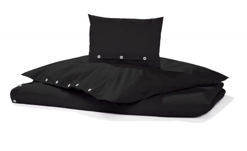 Elegante Bettwäsche Corvo Schwarz aus gewaschener Baumwolle mit Knopfverschluss, in zeitlosem Schwarz. Hochwertiges Bettwäsche-Set mit gekrinkelter Optik und butterweichem Griff, gefertigt aus 100% Baumwolle. Made in Italy, genäht in Deutschland.
