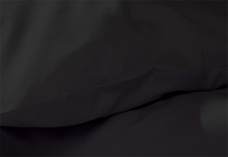 Bettwäsche Corvo Schwarz Gewaschene Baumwolle - Elegante schwarze Bettwäsche aus gewaschenem Baumwollstoff mit weicher, leicht geknitterter Textur in Nahaufnahme, zeigt die hochwertige Stoffqualität und den charakteristischen Shabby-Chic Look