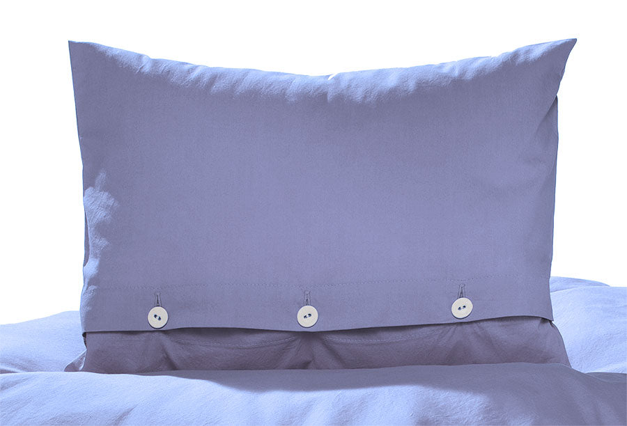 Bettwäsche Tintenblau Gewaschene Baumwolle: Hochwertiger Kissenbezug in elegantem Tintenblau aus vorgewaschener Baumwolle mit dekorativen weissen Knöpfen. Zeigt natürliche Knitteroptik für einen lässigen Look. Perfekt für moderne Schlafzimmer. Home page, Alle Bettwäschen, Bettwäsche Gewaschene Baumwolle, Unifarbene Bettwäsche, Hersteller: Stoffkontor