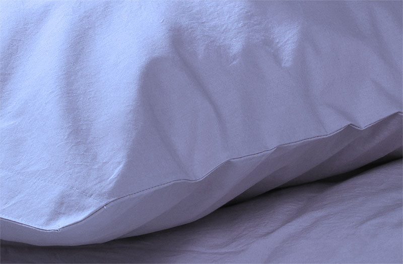 Bettwäsche Tintenblau Gewaschene Baumwolle - Nahaufnahme der hochwertigen Kissenbezüge aus gewaschener Baumwolle in elegantem Tintenblau mit charakteristischer Knitteroptik und weicher Stoffstruktur. Home page, Alle Bettwäschen, Bettwäsche Gewaschene Baumwolle, Unifarbene Bettwäsche, Hersteller: Stoffkontor